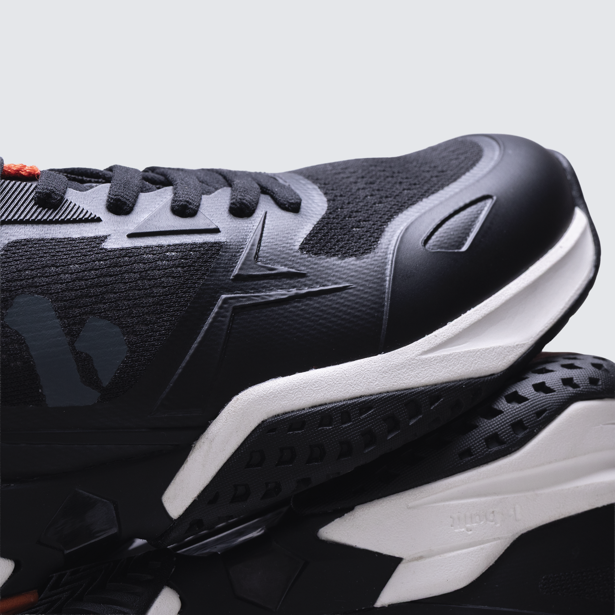 Court Shoe V1 Black/Red
